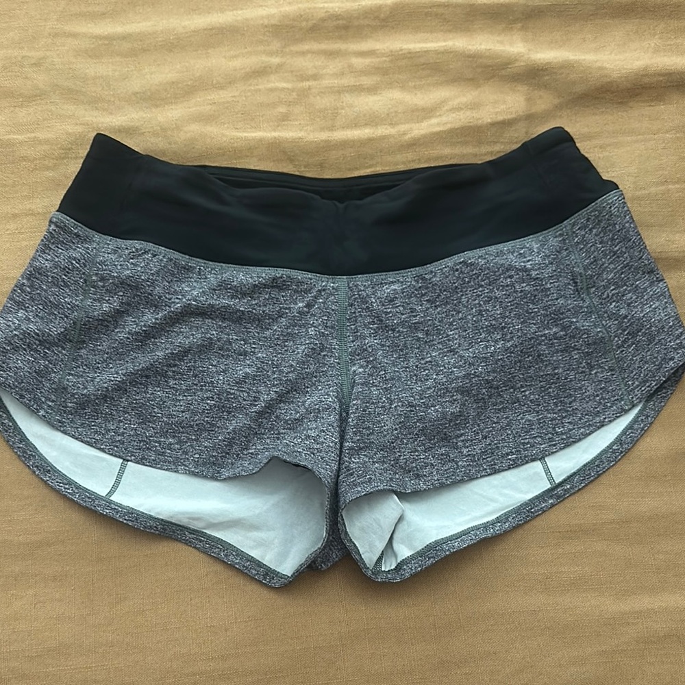 Lululemon Athletica Gray and Black Athletic Shorts, Size 4 🖤